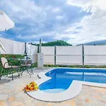 Villa Holiday Home Zvecanje * Zvecanje