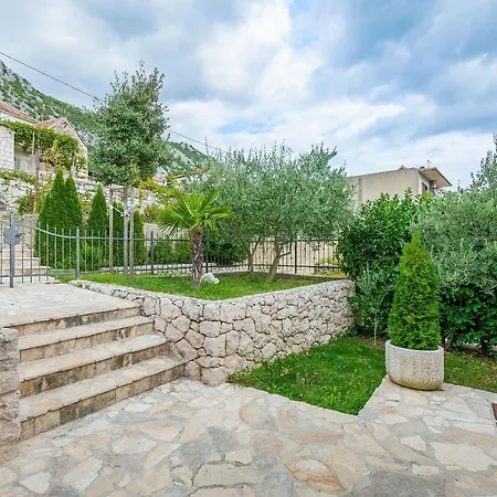Villa Holiday Home Zvecanje * Zvecanje